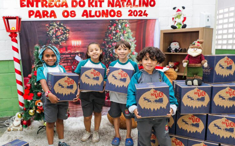 Prefeitura de Ferraz entrega kits natalinos nas escolas municipais