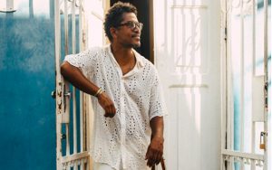 Em fase solo, Alexandre Carlo divulga single “Sunshine”
