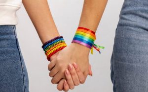 Lei Maria da Penha se estende a casais homoafetivos e mulheres trans